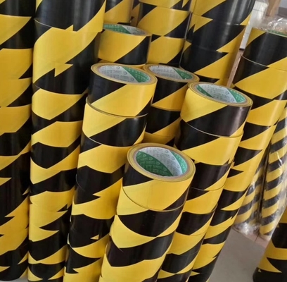 خرید نوار هشدار سیاه و زرد 48 میلی متری گسترده PVC نوار منطقه بندی کف انبار تولید آنلاین